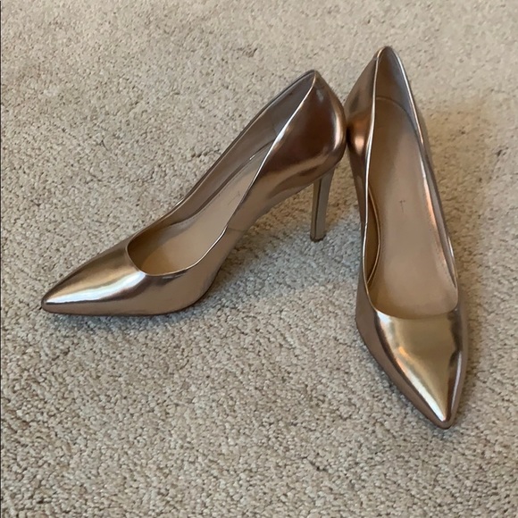Banana Republic Shoes - Banana Republic Rose Gold Metallic pumps